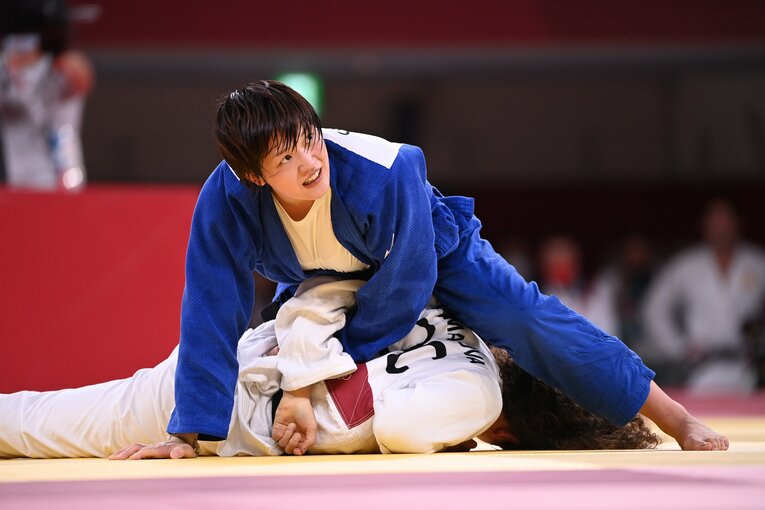 「終わったな」「何やってるんだろう」 “27歳初出場で金メダル”新井千鶴の「積み上げてきたものが違う」柔道人生(14)