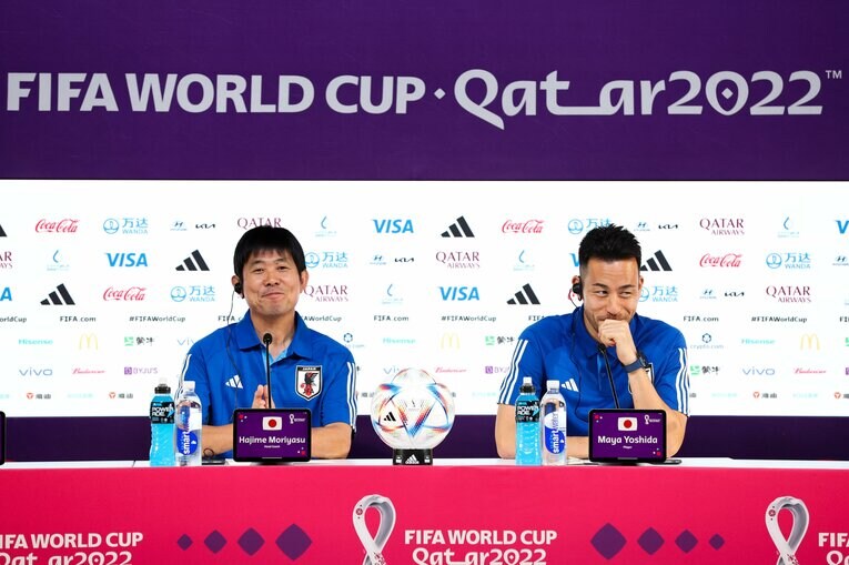 ドイツ戦の前日会見にて笑顔で質問に答える森保監督と吉田麻也　©Getty Images