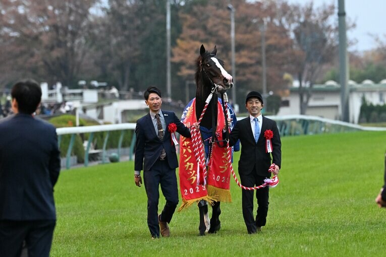 優勝レイをかけられたイクイノックス　©Keiji Ishikawa