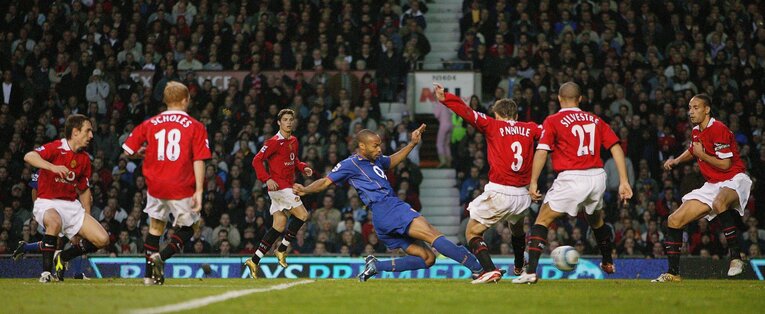 マンチェスター・ユナイテッドの選手たちに囲まれながらシュートを放つアンリ　©︎Getty Images