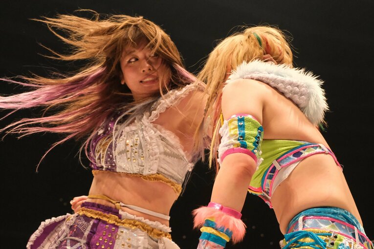 “白いベルト”をめぐる闘いは、30分ノンストップの壮絶な殴り合い、蹴り合いとなった