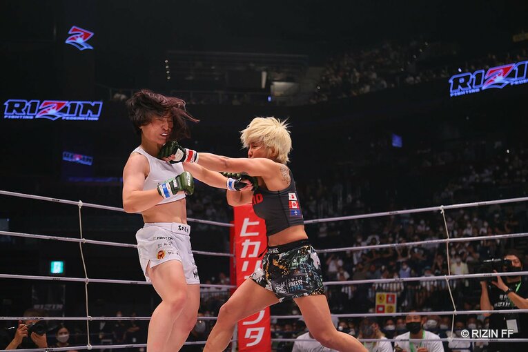 得意の左パンチで応戦する山本　©RIZIN FF