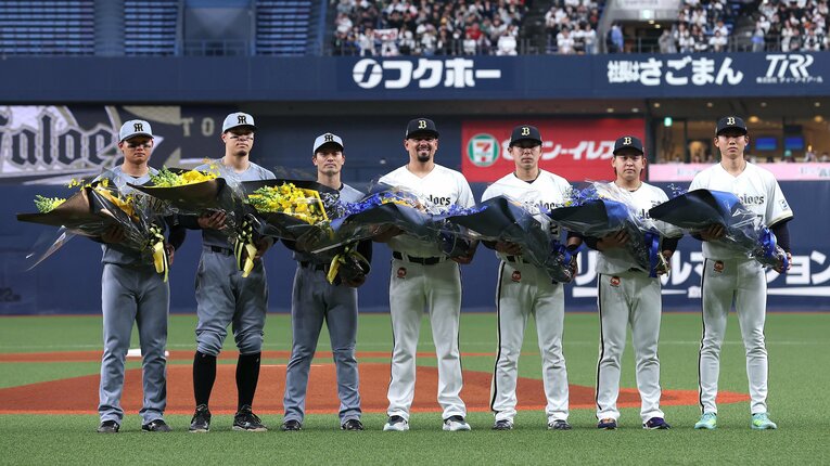 帰国後は、阪神とのオープン戦で日本代表選手とともにセレモニーに参加し、温かい祝福を受けた　©SANKEI SHIMBUN