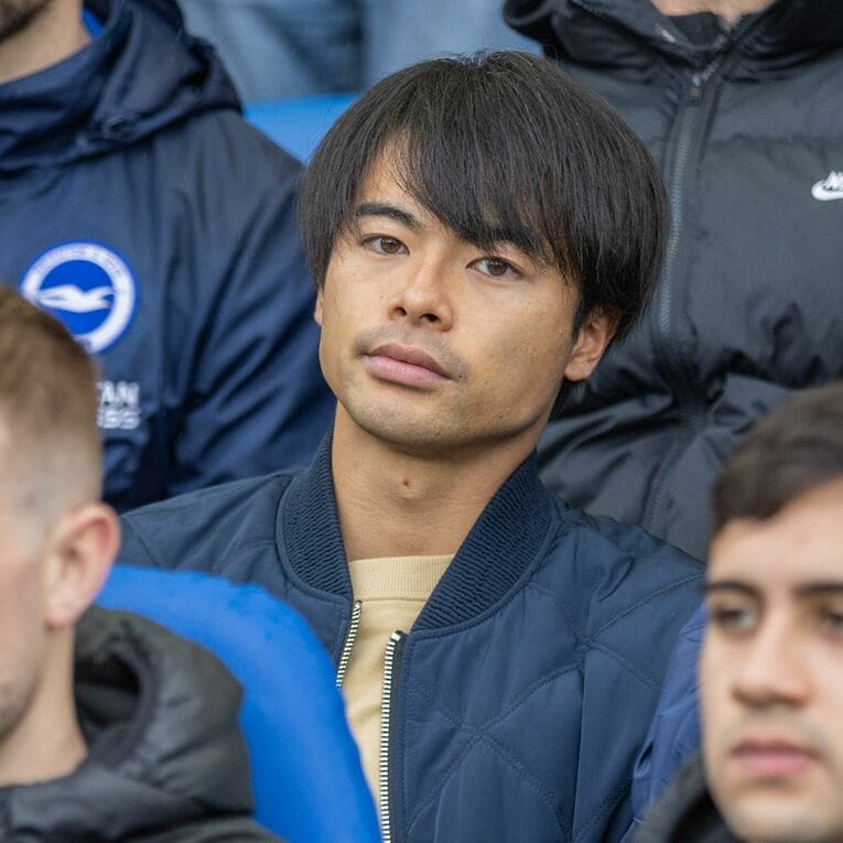 こちらは3月10日のノッティンガム・フォレスト戦。ベンチ裏で観戦する三笘薫　©AFLO