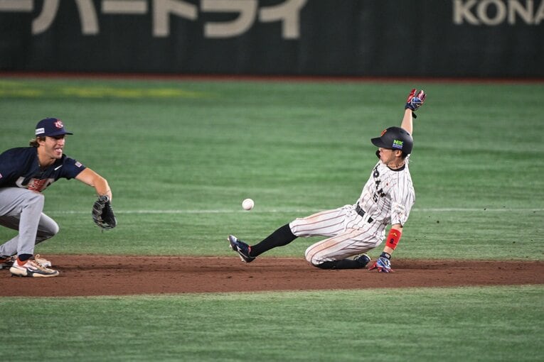 プレミア12米国戦、盗塁を決める五十幡　©Nanae Suzuki