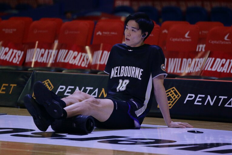 試合前、音楽を聴いて集中力を高める馬場雄大　©︎Getty Images