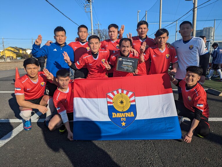 ３本指を立て国軍への抗議の意思を示すカレン族のチーム　©︎Takashi Kumazaki