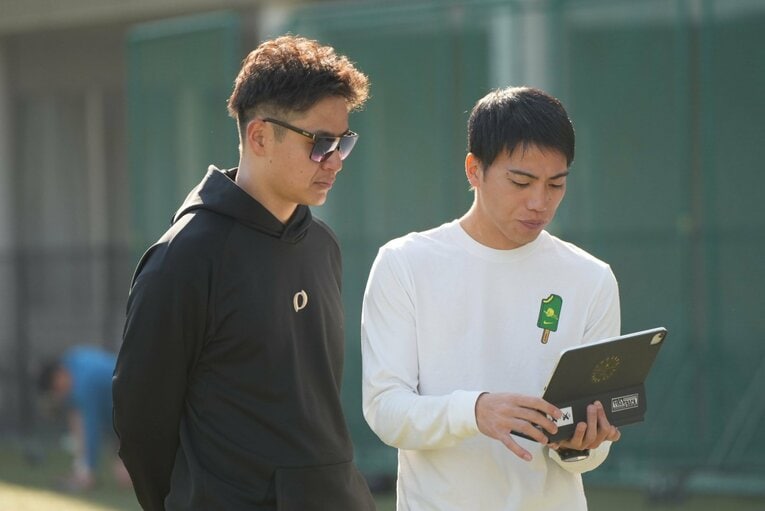 和田トレーナーと大竹。自主トレは映像や数値などさまざまな情報を確認しながら行われた　©Satoshi Wada