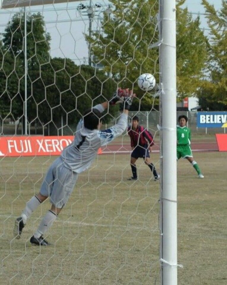 作陽2年・青山敏弘のシュートは左ポストに直撃し……　©︎Asahi Shimbun