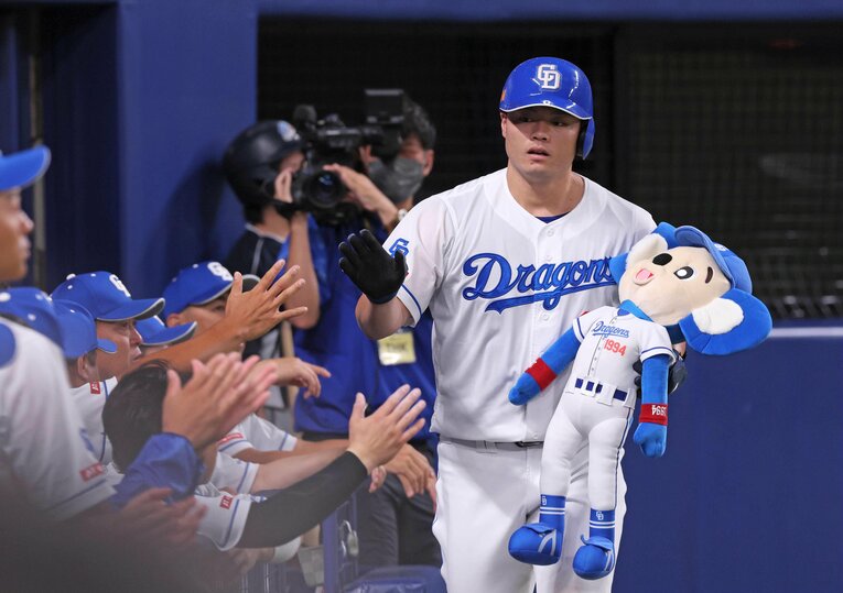 脇を押さえられるドアラ　©JIJI PRESS