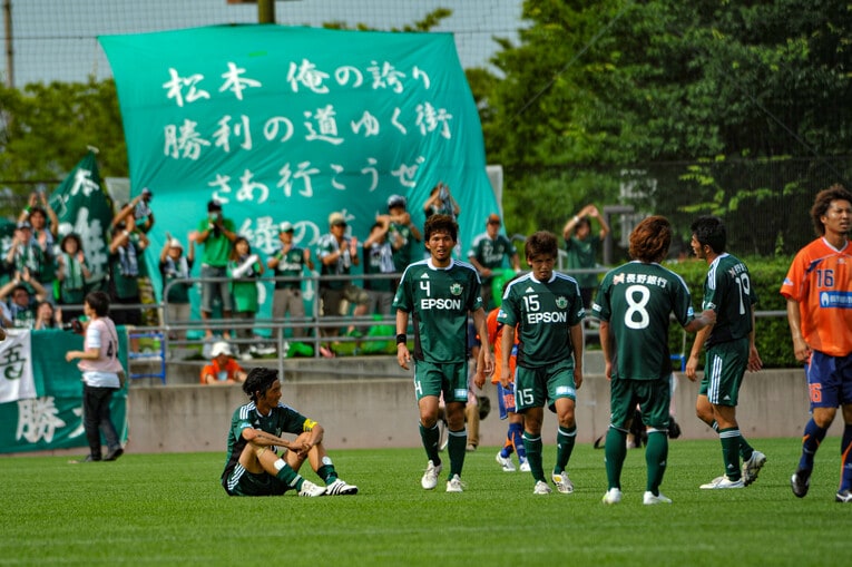 2011年7月3日、アウェーでの信州ダービーを戦い終えてピッチに座り込む松田直樹