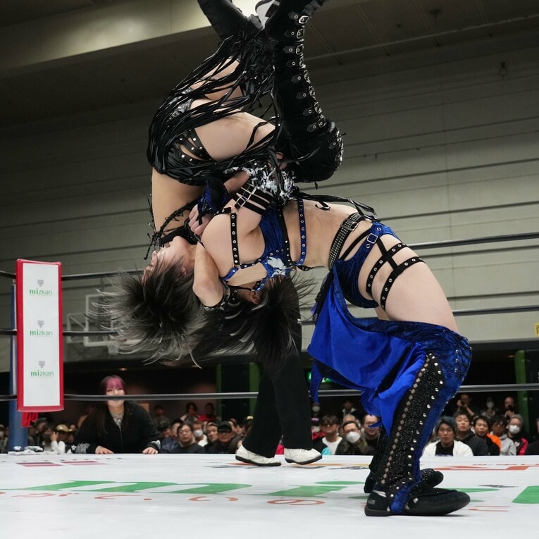 やわらかいブリッジから繰り出す安納サオリのスープレックス　©Essei Hara