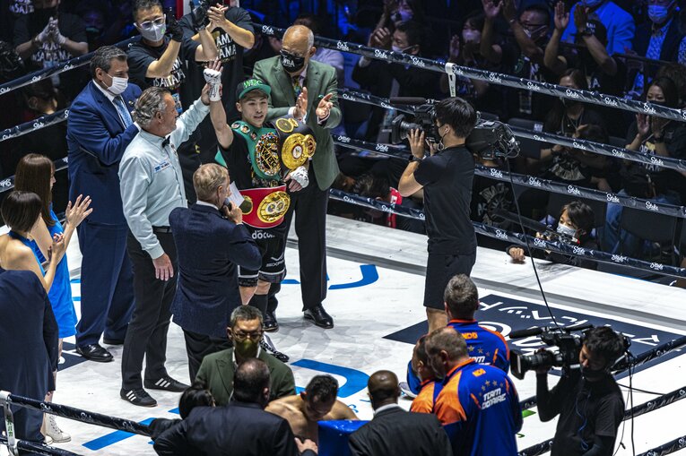 3本のベルトを巻く井上尚弥　©Takuya Sugiyama