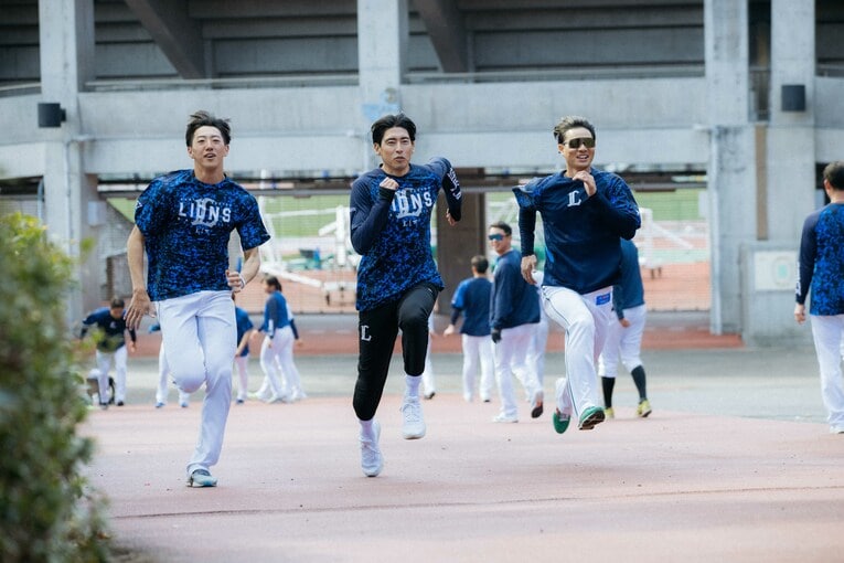 西武の選手に指導を行う秋本さん　撮影：北原基行