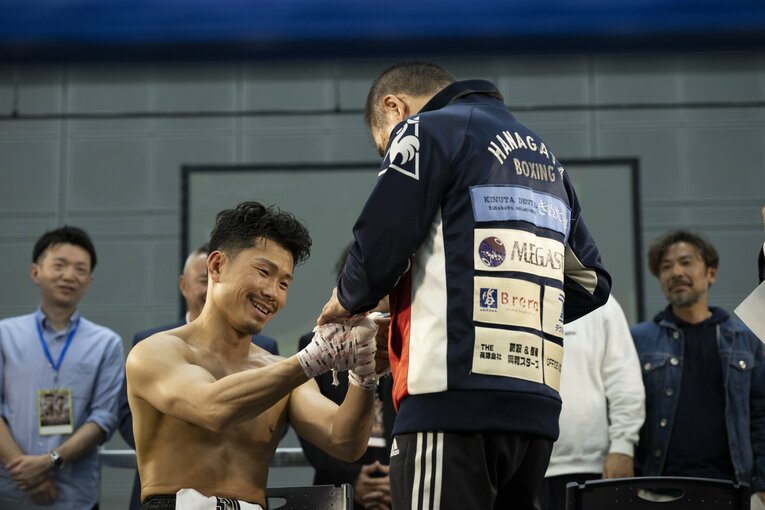 引退興行でバンデージにハサミを入れてもらう木村翔　©Tadashi Hosoda