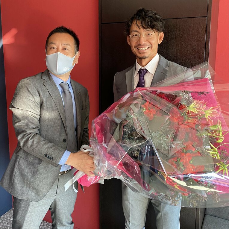 梶原広報（左）と写真におさまる鳥谷敬。ルーキーイヤーから多くの会話を重ねてきた