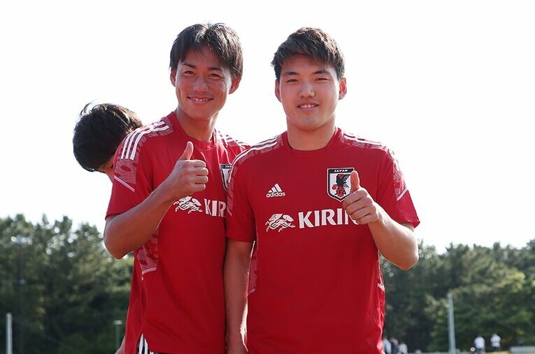 それぞれの道を経て五輪の舞台で戦う堂安律と林大地。育てた名伯楽もまた今なお奮闘している ／ photograph by JFA/AFLO