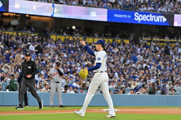 佐々木はボールを監督に渡さずに、三塁側に向かって投げてしまった　©JIJI PRESS