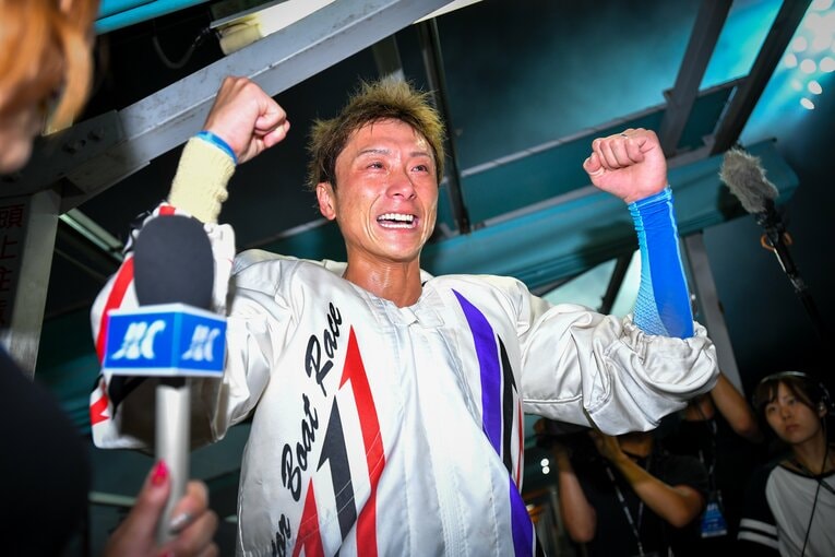 涙を流しながら歓喜のガッツポーズ　©日本モーターボート競走会