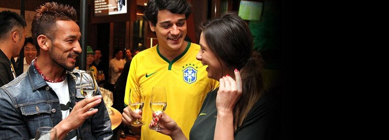 中田英寿みずから店頭に立って、ブラジル人のお客さんに日本酒をPR。 ／ photograph by Kosuke Kawakami