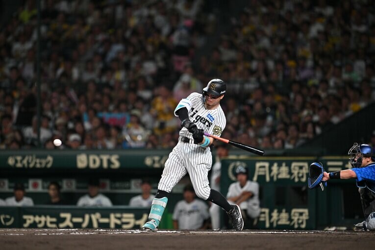 【連続写真】サトテルの見事な一発！　©Hideki Sugiyama