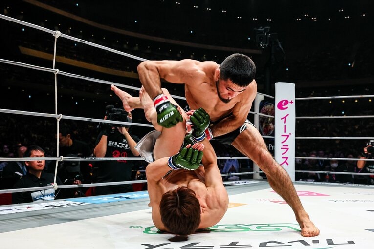 強烈なパウンドを放つシェイドゥラエフ（1枚目／全4枚） ©RIZIN FF Susumu Nagao