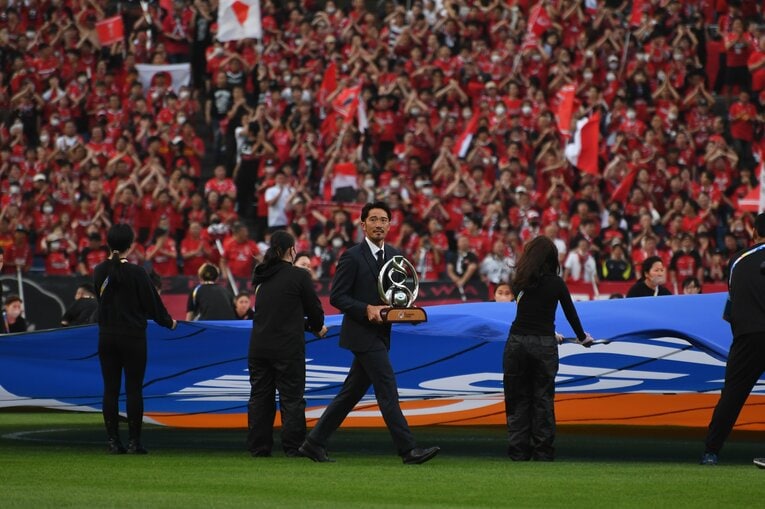 ACLの優勝トロフィーを運ぶ阿部勇樹