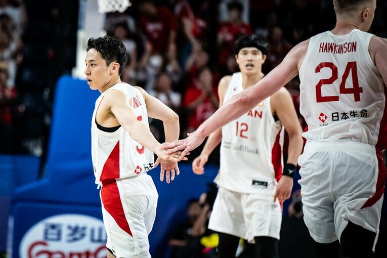 タッチする河村とホーキンソン　©︎FIBA