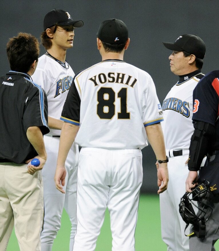 日本ハム時代の吉井コーチとダルビッシュ　©Kyodo News
