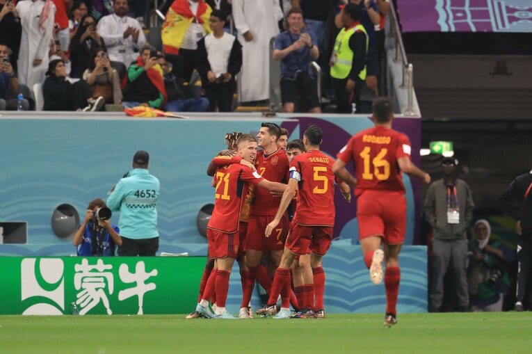 スペイン・モラタのゴールにメンバーが祝福　©Kazuo Fukuchi/JMPA