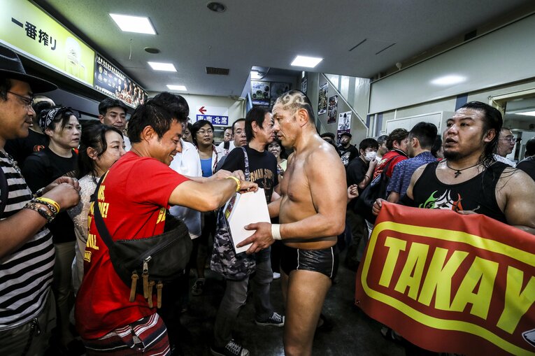 『TAKAYAMANIA EMPIRE 2』会場の後楽園ホールで募金を呼びかける鈴木みのる　©TAKAYAMANIA　Susumu Nagao