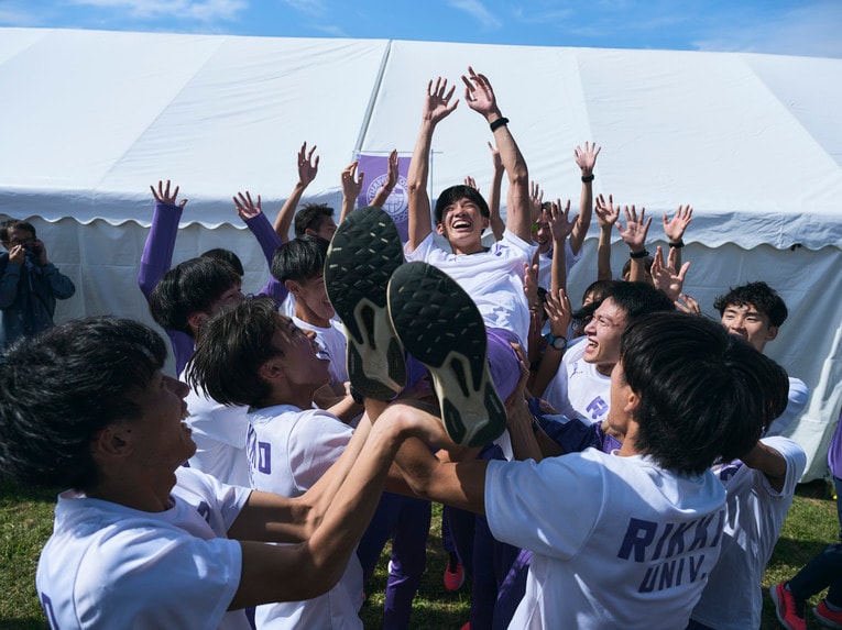 箱根駅伝の予選会では胴上げをされ、労をねぎらわれた宮澤。本戦のメンバー16名からは惜しくも外れた　©Yuki Suenaga