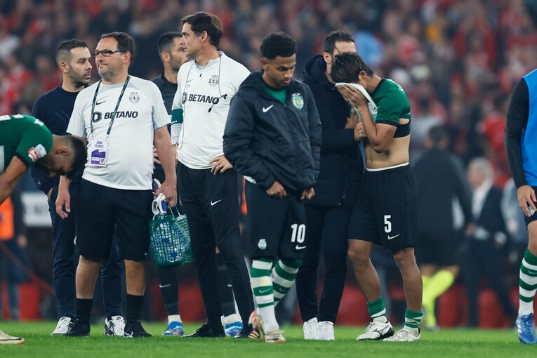 ユニホームで顔を覆った守田