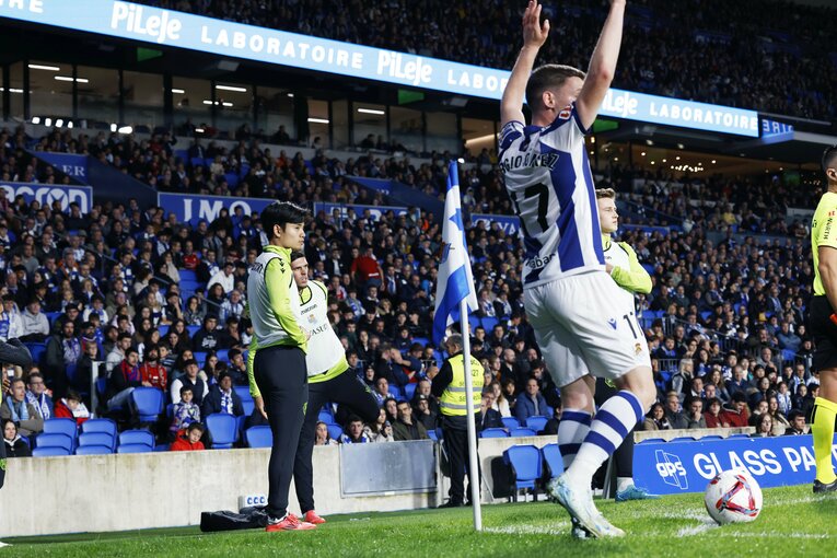 アップエリアから、見方のCKを見つめる久保　©Daisuke Nakashima