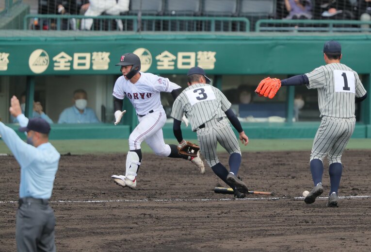 2022年のセンバツではフェアの打球を塁審が誤ってファウルジェスチャー。主審が誤審を認める一幕もあった　©AFLO/日刊スポーツ