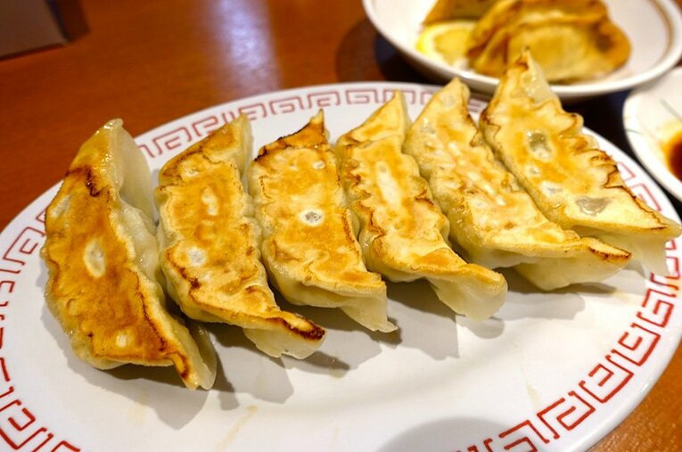 宇都宮駅前にはドーンと「ようこそ！ 餃子の街へ！」という看板が。餃子をガッツリ食べて野球観戦……至福である。 ／ photograph by Yasutaka Nakamizo