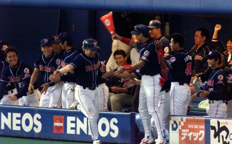 とにかく明るかったヤクルトベンチ（左から２人めが度会さん）　©︎JIJI PRESS
