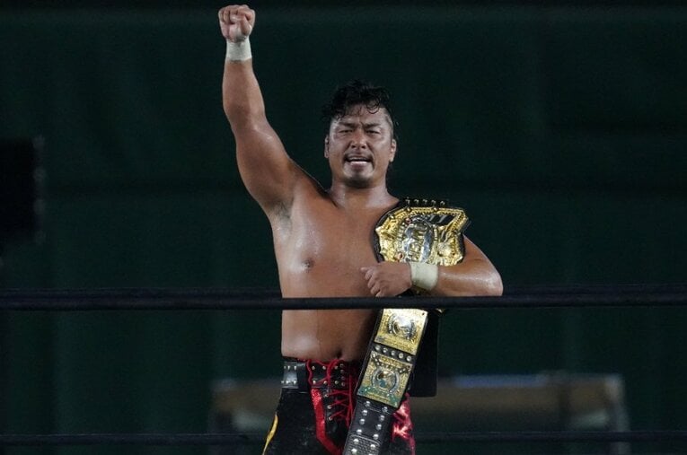 ウィル・オスプレイとベルトをめぐる渦中にいるIWGP世界王者の鷹木信悟 ／ photograph by Essei Hara