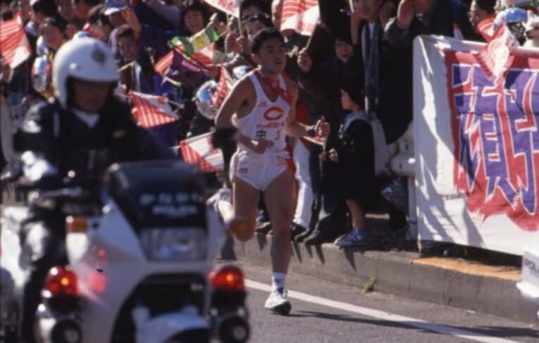 当時も沿道の応援は熱狂的だった　©Bungeishunju