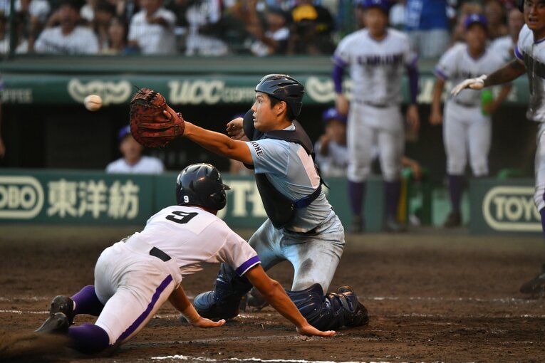 「2018年」一塁送球の間に二塁走者の菊地彪吾が本塁に突入（3枚目／全11枚）　©Hideki Sugiyama