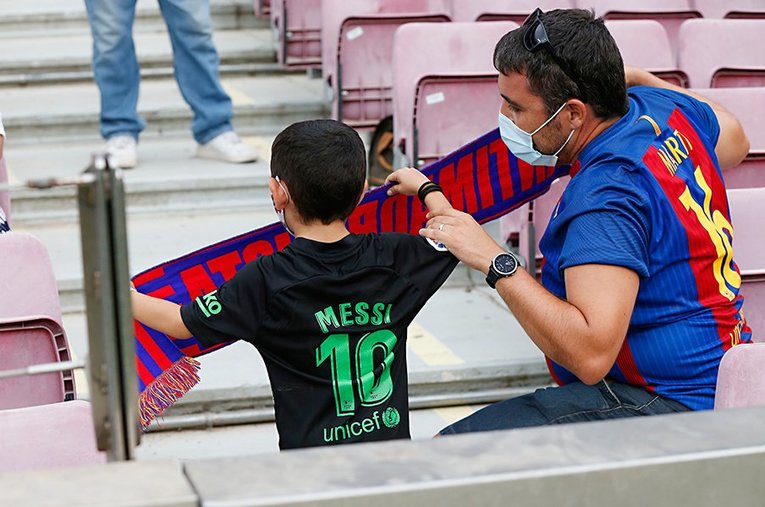 キックオフ前、親子とみられる2人。子供は「MESSI 10」のユニフォーム姿だった ／ photograph by Daisuke Nakashima