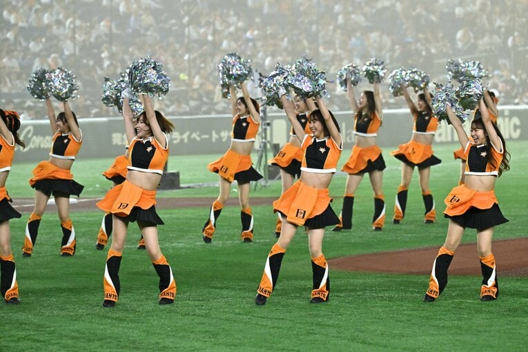 試合を盛り上げる巨人の公式マスコットガール「VENUS」　©Hideki Sugiyama