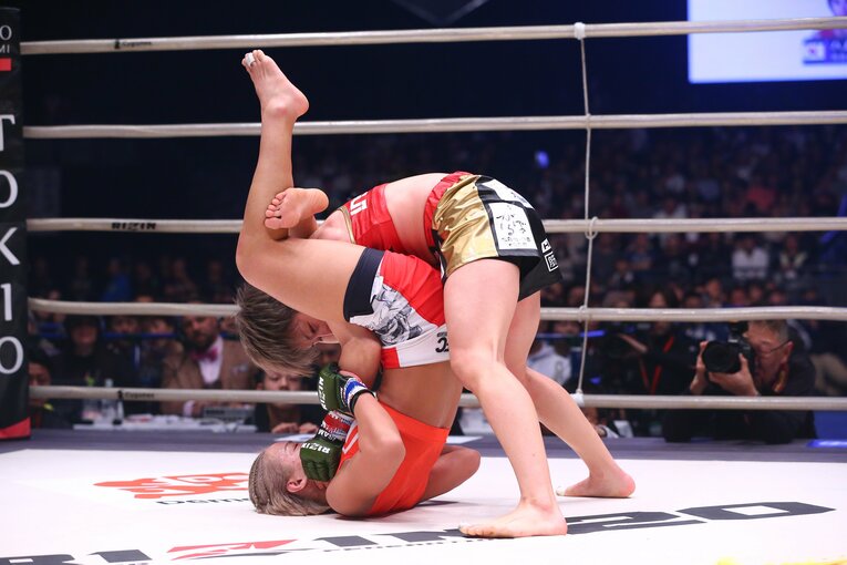 ハムは下から三角絞めを狙う　©RIZIN FF