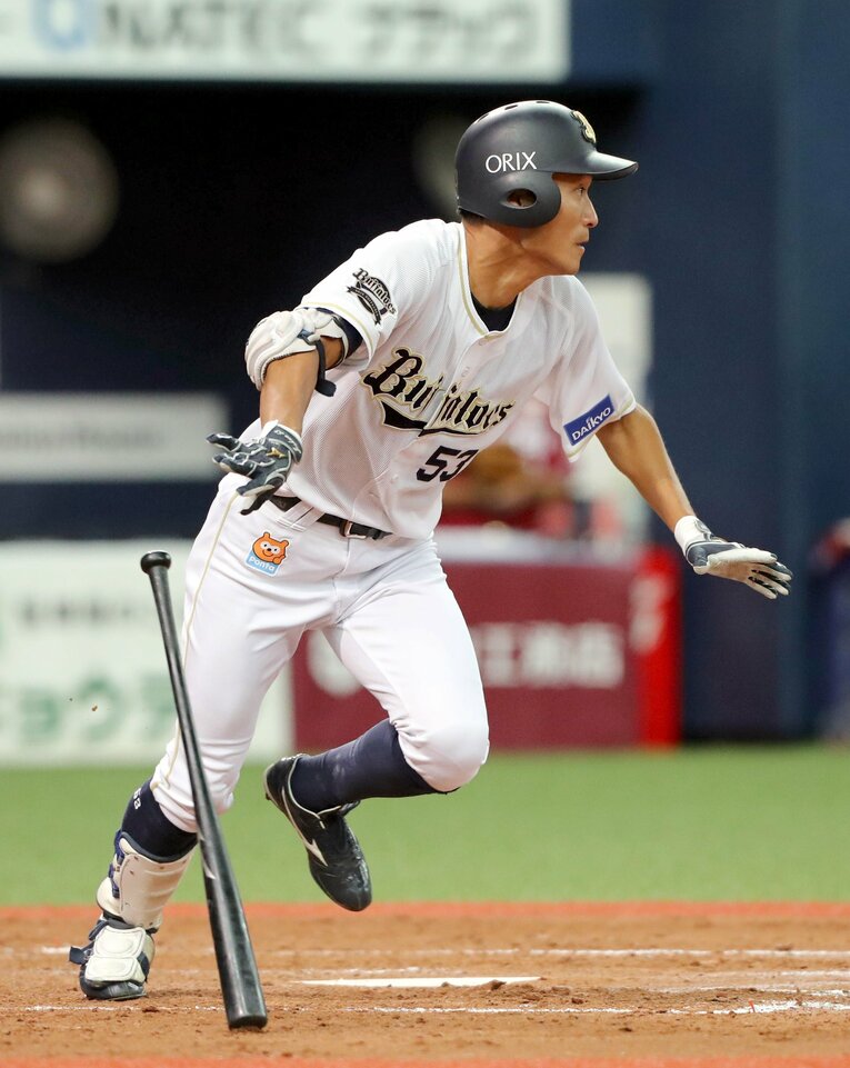 2018年8月2日楽天戦、プロ初安打を放つオリックス吉田雄人。憧れのイチローモデルのバットでセンターに弾き返した　©︎Sankei Shimbun
