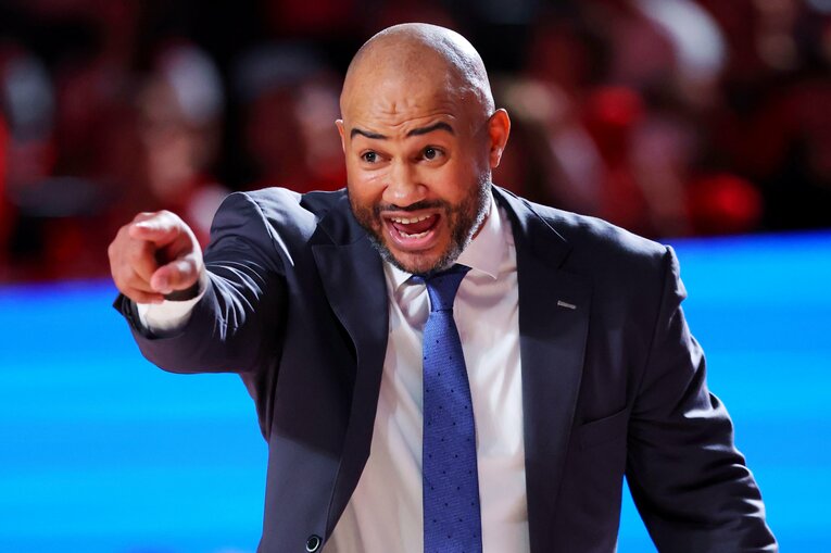 情熱家だったブラスウェルHCはスタッフにも分け隔てなかったという　©AFLO