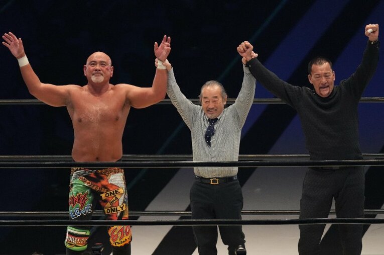 武藤敬司の引退試合はまさかの展開に。武藤は内藤哲也と戦い敗れた後、リングサイドの蝶野正洋を指名した ／ photograph by Essei Hara