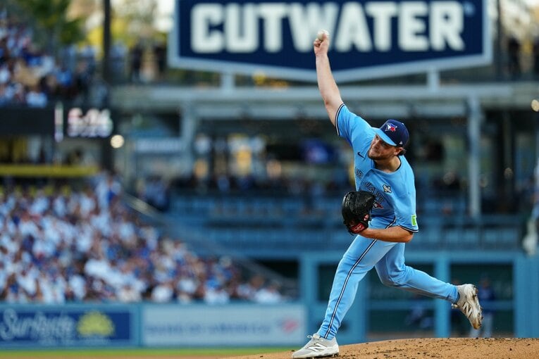 高い角度から投げ下ろす直球とスプリット、スライダーでドジャース打線を圧倒したイーサベッジ。今年4月には1Aにいたが、とんとん拍子に昇格して9月にメジャーデビューし、WS先発を務めるまでに　©Getty Images