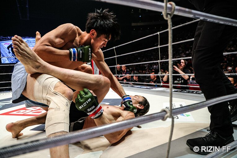 追撃のパウンドにレフェリーストップ。わずか26秒の決着だった　©RIZIN FF