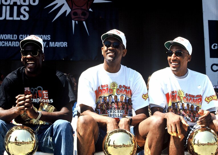 優勝パレードで“3つのカップ”を並べるマイケル・ジョーダン、ビル・カートライト、スコッティ・ピッペン（1993年）　©︎Naoya Sanuki