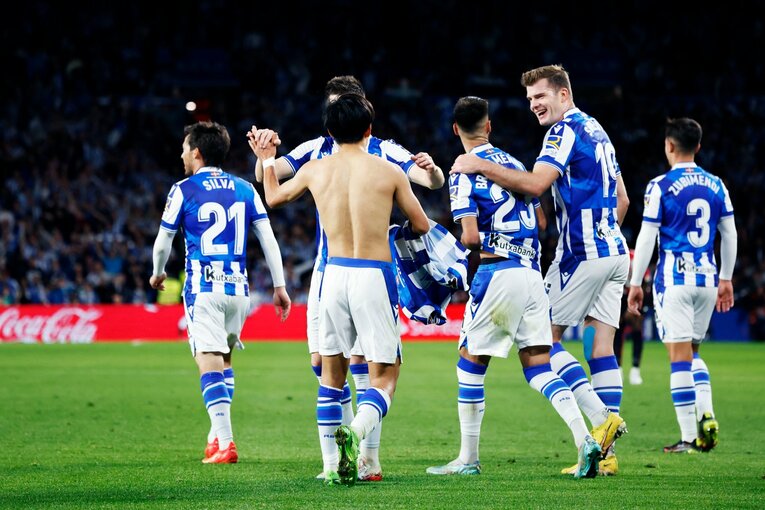 「“クボの疑惑PK”を写真で見ると」「日本代表ユニの少年も」ダービー熱狂のゴラッソ…映像で伝わりきらない“MVP久保建英”の英雄ぶり(41)